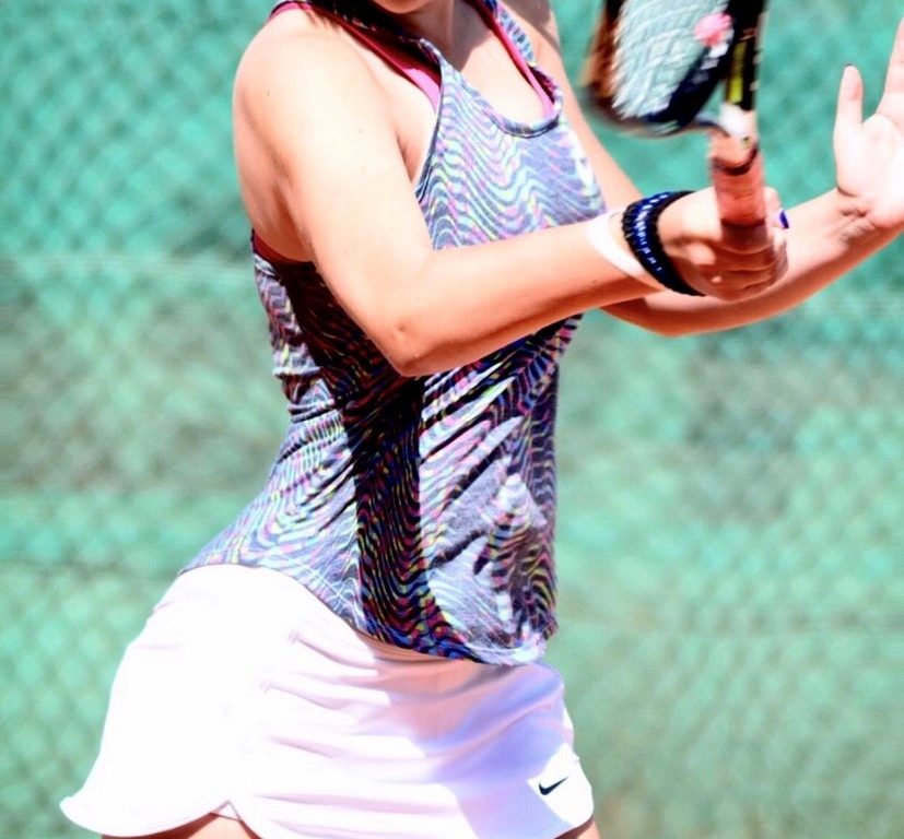 woman playing tennis