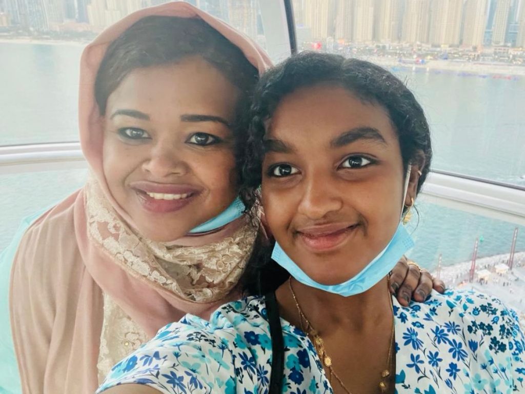 2 girls taking a selfie together